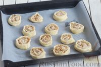 Фото приготовления рецепта: Творожное печенье-улитки с яблоками и грецкими орехами - шаг №6