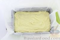 Фото приготовления рецепта: Пирог со сливами, творогом и штрейзелем - шаг №11