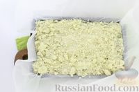 Фото приготовления рецепта: Пирог со сливами, творогом и штрейзелем - шаг №16