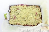Фото приготовления рецепта: Пирог со сливами, творогом и штрейзелем - шаг №17