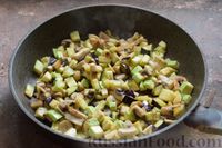 Фото приготовления рецепта: Булгур с баклажанами, кабачками, помидорами и грибами, на сковороде - шаг №5