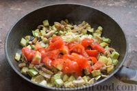 Фото приготовления рецепта: Булгур с баклажанами, кабачками, помидорами и грибами, на сковороде - шаг №7