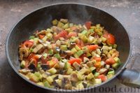 Фото приготовления рецепта: Булгур с баклажанами, кабачками, помидорами и грибами, на сковороде - шаг №8