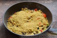 Фото приготовления рецепта: Булгур с баклажанами, кабачками, помидорами и грибами, на сковороде - шаг №9