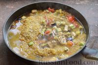 Фото приготовления рецепта: Булгур с баклажанами, кабачками, помидорами и грибами, на сковороде - шаг №10