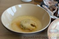 Фото приготовления рецепта: Скумбрия в винном маринаде, жаренная в яйце - шаг №7