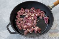 Фото приготовления рецепта: Чечевица с куриными сердечками и кабачками, на сковороде - шаг №3