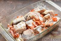 Фото приготовления рецепта: Рыба, запечённая с помидорами черри, сладким перцем и майонезом - шаг №7