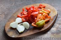 Фото приготовления рецепта: Маринованные огурцы с кабачками, сладким перцем и цветной капустой - шаг №4