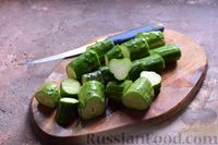 Фото приготовления рецепта: Маринованные огурцы с кабачками, сладким перцем и цветной капустой - шаг №6