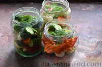 Фото приготовления рецепта: Маринованные огурцы с кабачками, сладким перцем и цветной капустой - шаг №7