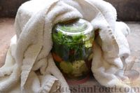 Фото приготовления рецепта: Маринованные огурцы с кабачками, сладким перцем и цветной капустой - шаг №13
