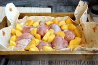Фото приготовления рецепта: Куриные голени, запечённые с картофелем, в лаваше - шаг №5