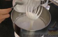 Фото приготовления рецепта: Меренговый рулет "Киевский" - шаг №11