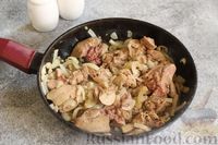Фото приготовления рецепта: Куриная печень, тушенная с брокколи и сметаной - шаг №4