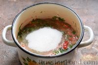 Фото приготовления рецепта: Салат из цветной капусты в томатном пюре с перцем, морковью и зеленью (на зиму) - шаг №7