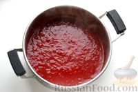 Фото приготовления рецепта: Острый сливовый соус с томатной пастой (на зиму) - шаг №9