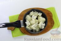 Фото приготовления рецепта: Цветная капуста, запечённая в кефирном соусе с чесноком - шаг №3