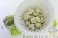 Фото приготовления рецепта: Цветная капуста, запечённая в кефирном соусе с чесноком - шаг №4