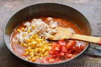 Фото приготовления рецепта: "Лодочки" из кабачков с курицей, помидорами и кукурузой (в духовке) - шаг №16