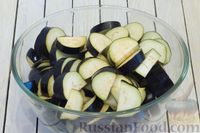 Фото приготовления рецепта: Салат из болгарского перца, баклажанов и моркови, с чесноком и петрушкой (на зиму) - шаг №2