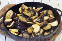 Фото приготовления рецепта: Салат из болгарского перца, баклажанов и моркови, с чесноком и петрушкой (на зиму) - шаг №7