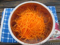 Фото приготовления рецепта: Салат из кабачков и моркови по-корейски (на зиму) - шаг №6