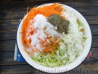 Фото приготовления рецепта: Салат из кабачков и моркови по-корейски (на зиму) - шаг №10
