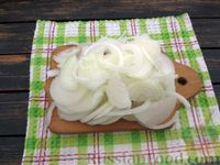 Фото приготовления рецепта: Маринованный сладкий перец с яблоками, луком и кетчупом (на зиму) - шаг №6