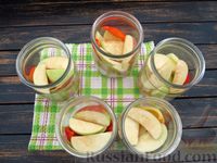 Фото приготовления рецепта: Маринованный сладкий перец с яблоками, луком и кетчупом (на зиму) - шаг №11