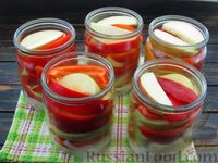 Фото приготовления рецепта: Маринованный сладкий перец с яблоками, луком и кетчупом (на зиму) - шаг №12
