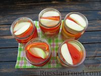 Фото приготовления рецепта: Маринованный сладкий перец с яблоками, луком и кетчупом (на зиму) - шаг №13