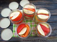 Фото приготовления рецепта: Маринованный сладкий перец с яблоками, луком и кетчупом (на зиму) - шаг №15