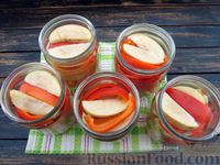 Фото приготовления рецепта: Маринованный сладкий перец с яблоками, луком и кетчупом (на зиму) - шаг №23