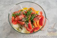 Фото приготовления рецепта: Баклажаны, запечённые с картошкой, сладким перцем и помидорами, в рукаве - шаг №8