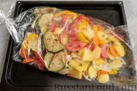 Фото приготовления рецепта: Баклажаны, запечённые с картошкой, сладким перцем и помидорами, в рукаве - шаг №9