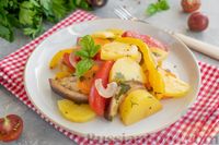 Фото приготовления рецепта: Баклажаны, запечённые с картошкой, сладким перцем и помидорами, в рукаве - шаг №12