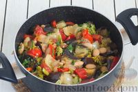 Фото приготовления рецепта: Овощное рагу с баклажанами, брокколи, болгарским перцем и фасолью - шаг №10