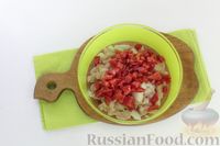 Фото приготовления рецепта: Лодочки из болгарского перца с курицей, помидорами и луком (в духовке) - шаг №4