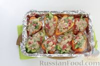 Фото приготовления рецепта: Лодочки из болгарского перца с курицей, помидорами и луком (в духовке) - шаг №9