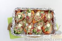 Фото приготовления рецепта: Лодочки из болгарского перца с курицей, помидорами и луком (в духовке) - шаг №10