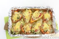 Фото приготовления рецепта: Лодочки из болгарского перца с курицей, помидорами и луком (в духовке) - шаг №12