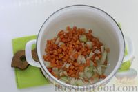 Фото приготовления рецепта: Суп с красной фасолью, помидорами, цукини и сельдереем - шаг №4