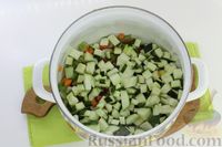 Фото приготовления рецепта: Суп с красной фасолью, помидорами, цукини и сельдереем - шаг №6