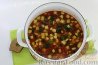 Фото приготовления рецепта: Суп с красной фасолью, помидорами, цукини и сельдереем - шаг №9