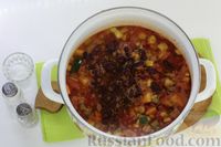Фото приготовления рецепта: Суп с красной фасолью, помидорами, цукини и сельдереем - шаг №10