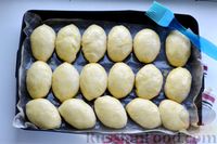 Фото приготовления рецепта: Дрожжевые пирожки с творогом, орехами и мёдом (в духовке) - шаг №10