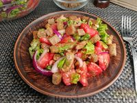Фото к рецепту: Салат с помидорами, телятиной и сухариками