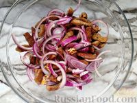 Фото приготовления рецепта: Салат с помидорами, телятиной и сухариками - шаг №10