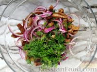 Фото приготовления рецепта: Салат с помидорами, телятиной и сухариками - шаг №11